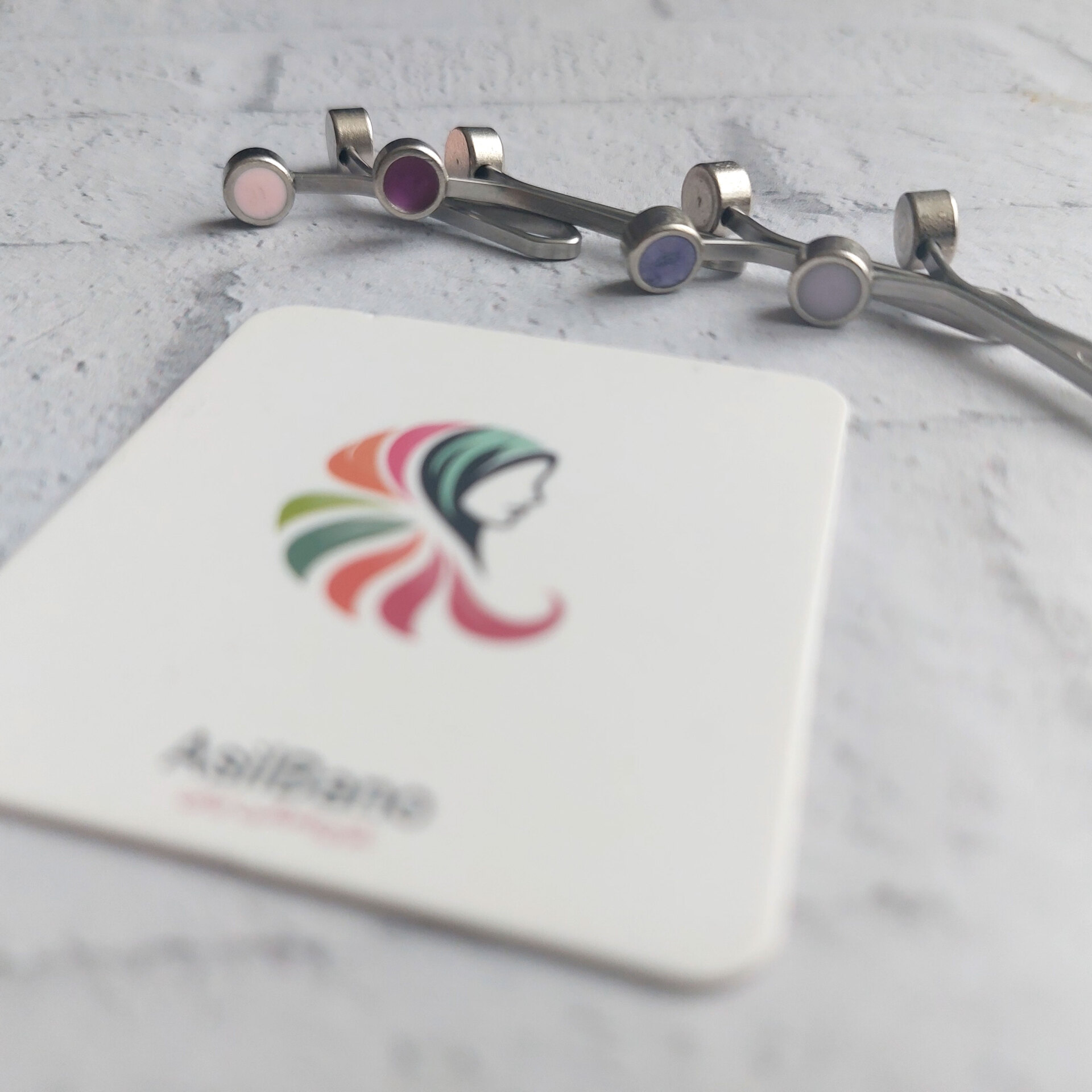  گیره روسری اصیل بانو با سر مهره رزینی مینایی 