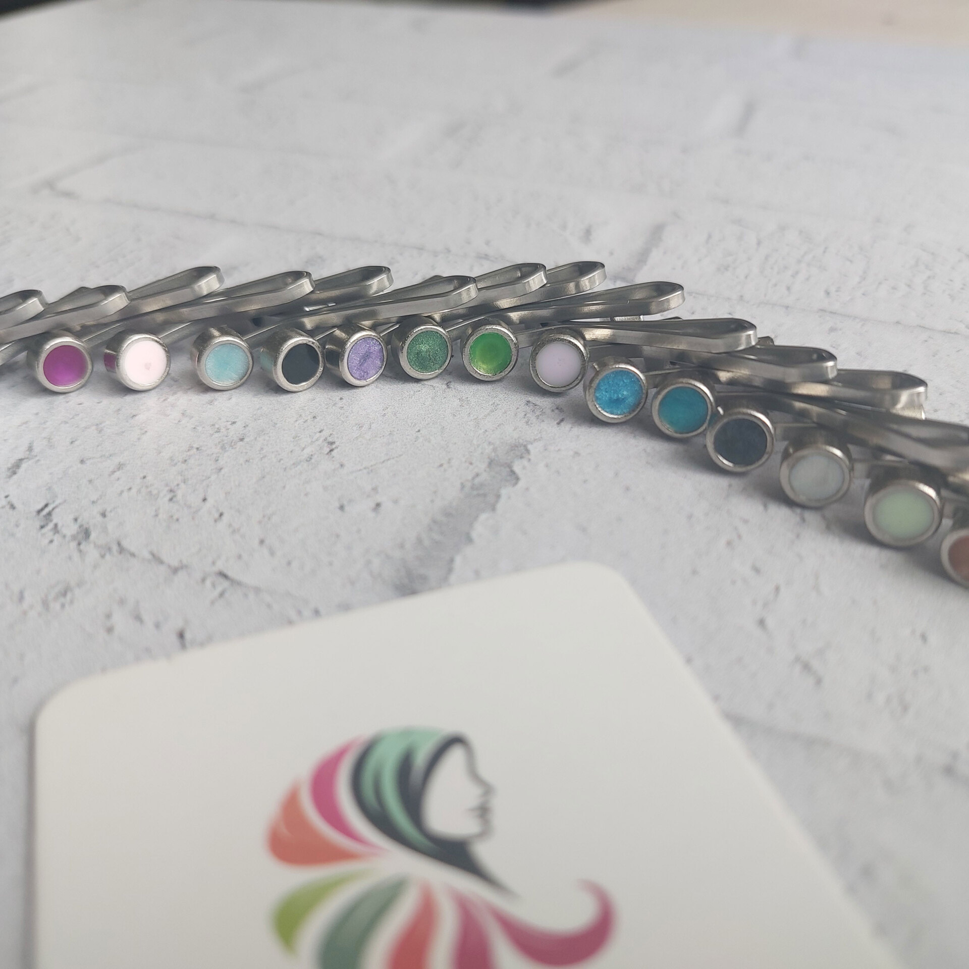  گیره روسری اصیل بانو با سر مهره رزینی مینایی 