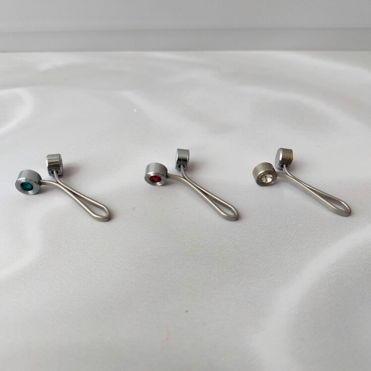 گیره روسری اصیل بانو با سر مهره آهنی نگین دار