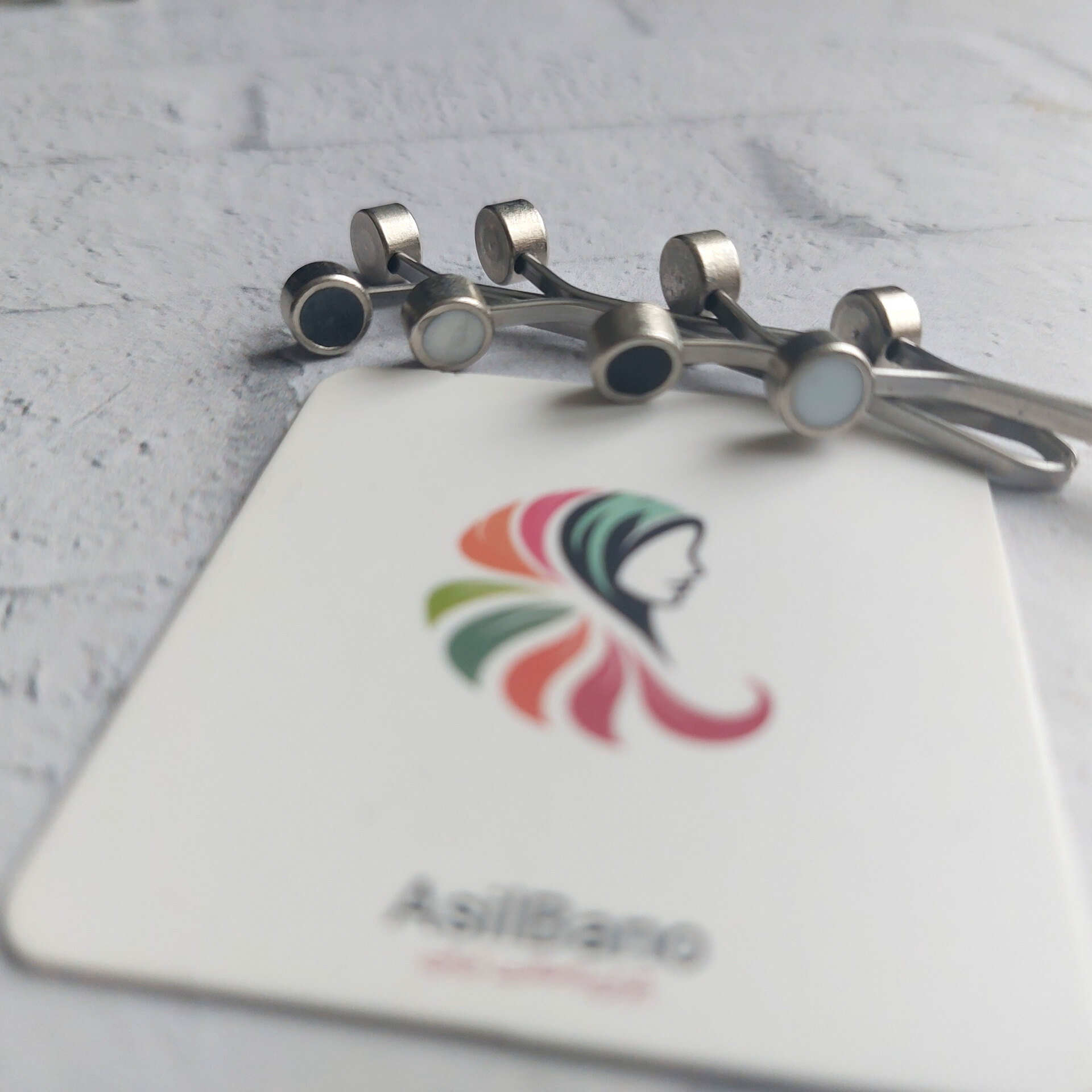  گیره روسری اصیل بانو با سر مهره رزینی مینایی 