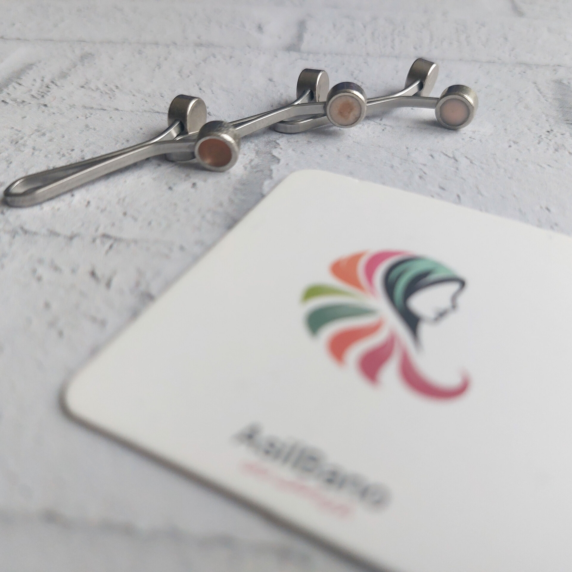  گیره روسری اصیل بانو با سر مهره رزینی مینایی 