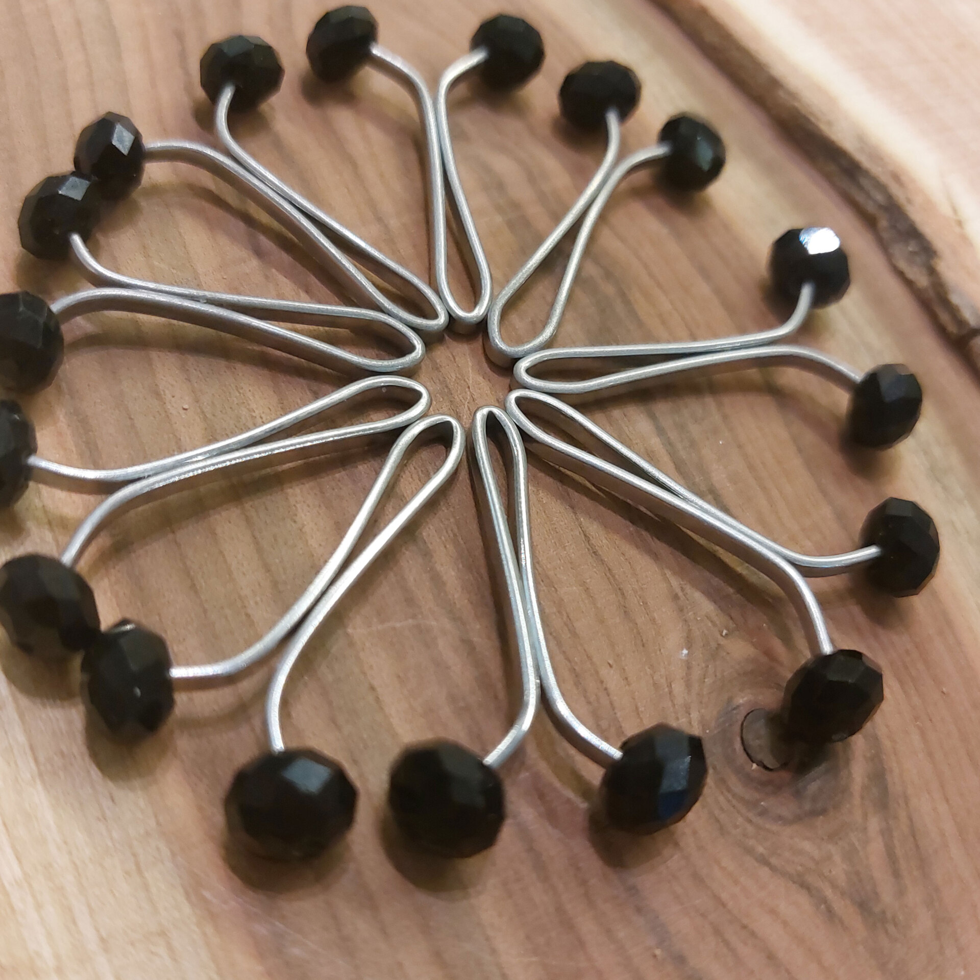  گیره روسری استیل اصیل بانو با سر کریستالی سیاه 